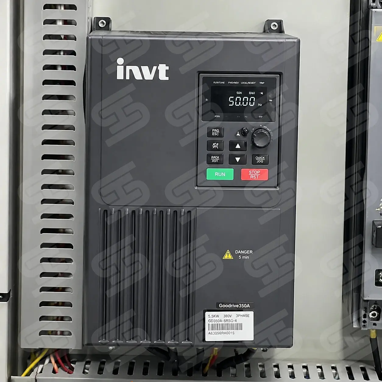 مقایسه تخصصی اینورترهای LS و INVT؛ بررسی عملکرد، کیفیت و کاربرد در صنعت 12 معرفی اینورترهای INVT